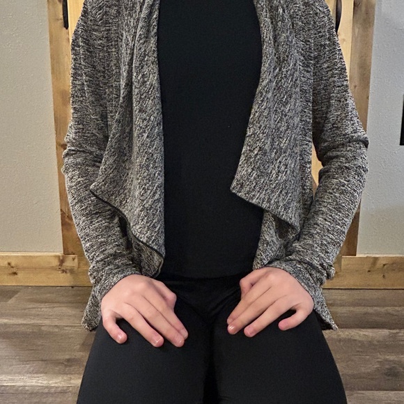 * 🤑💰🤑 3/$10.00 budle item 🤑💰🤑 Women’s sm Maurice’s cardigan sweater - Picture 2 of 7